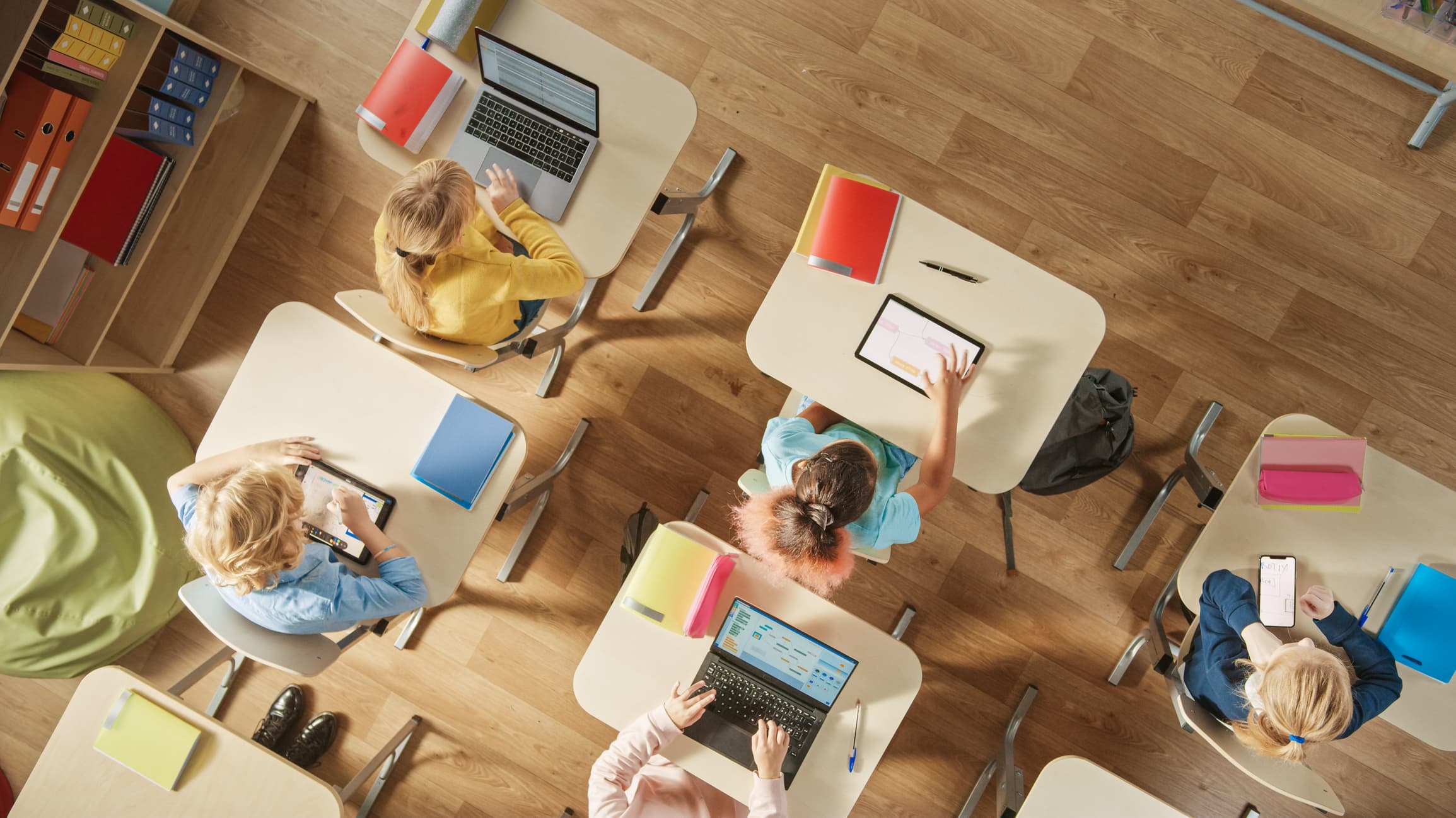 Barn på väg till skolan
